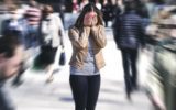 Attacchi di panico: come aiutare chi ne soffre Attacchi di panico: come aiutare chi ne soffre