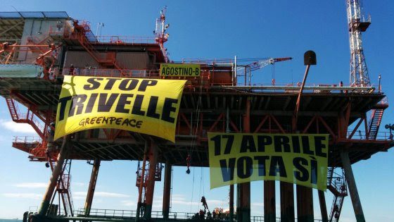 Greenpeace in anzione su piattaforma in Adriatico