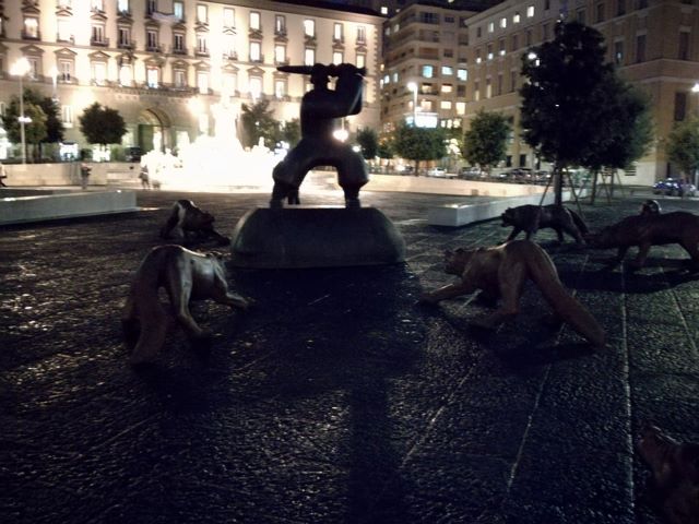 I cento lupi di Rowang a Napoli: ecco l'installazione artistica