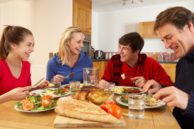 I pasti in famiglia aiutano gli adolescenti