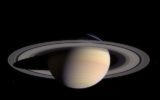 Il bizzarro campo magnetico di Saturno