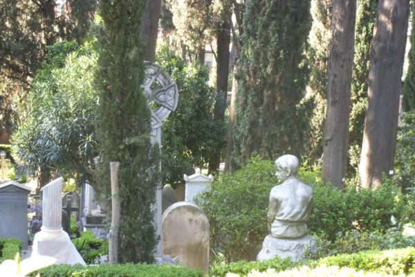Il Cimitero Acattolico di Roma: un viaggio nel passato tra nomi illustri e spettacolari opere d'arte