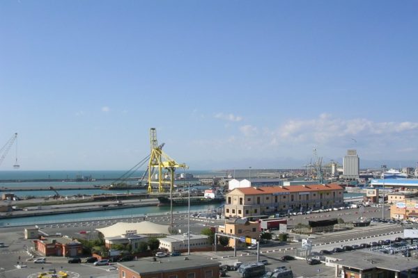 L'UE adotta riforme per servizi portuali più efficienti