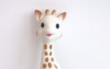 La Giraffa Sophie compie 55 anni e spopola ancora tra i bebè d'Italia