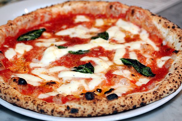 La pizza sospesa a Napoli