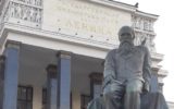 La statua di Dostoevskij davanti alla biblioteca Lenin