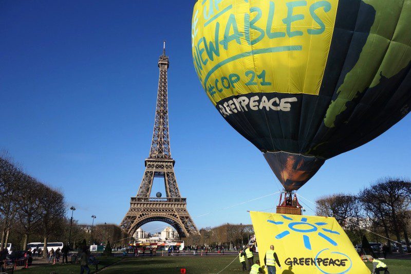 Mongolfiera di Greenpeace sulla Torre Eiffel