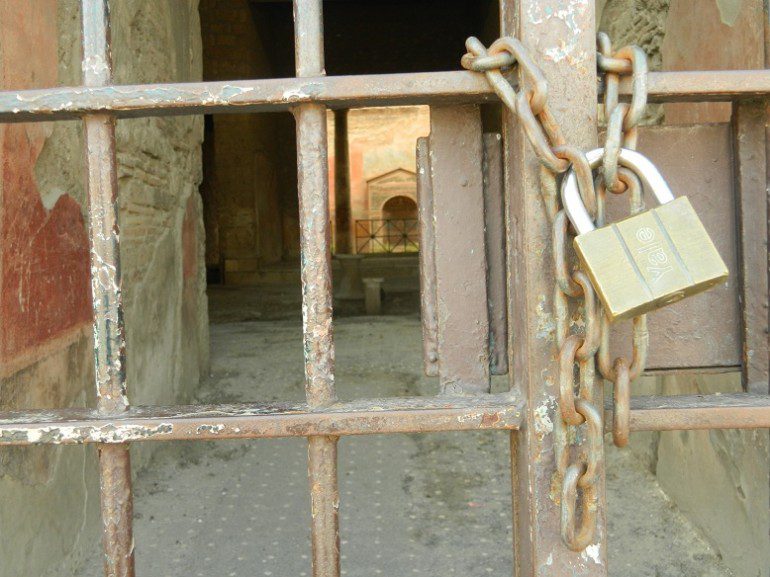 I cancelli chiusi a Pompei sono una vergogna internazionale
