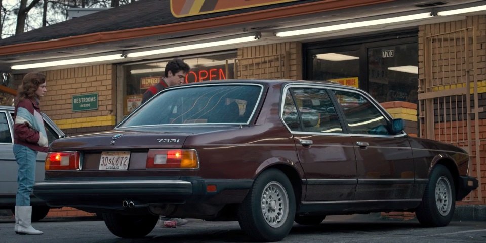 Da Stranger Things a L’amica geniale, le automobili protagoniste delle serie TV cult