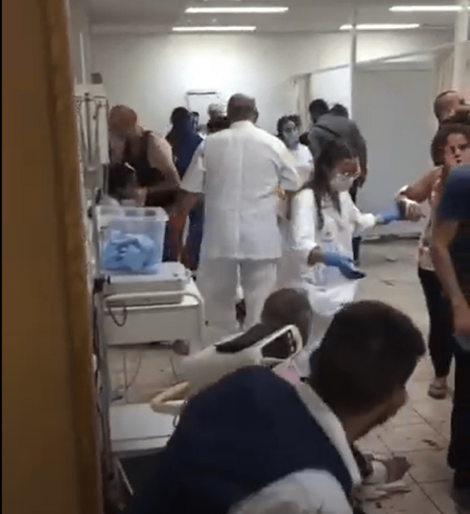Un ospedale di Beirut mentre presta soccorso ai feriti