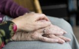La cura dell’anziano: difficoltà e soluzioni