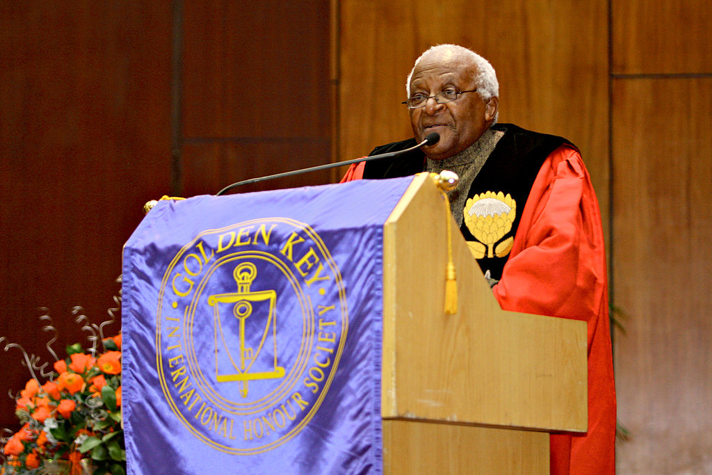 Desmond Tutu, simbolo della lotta non violenta contro l'apartheid