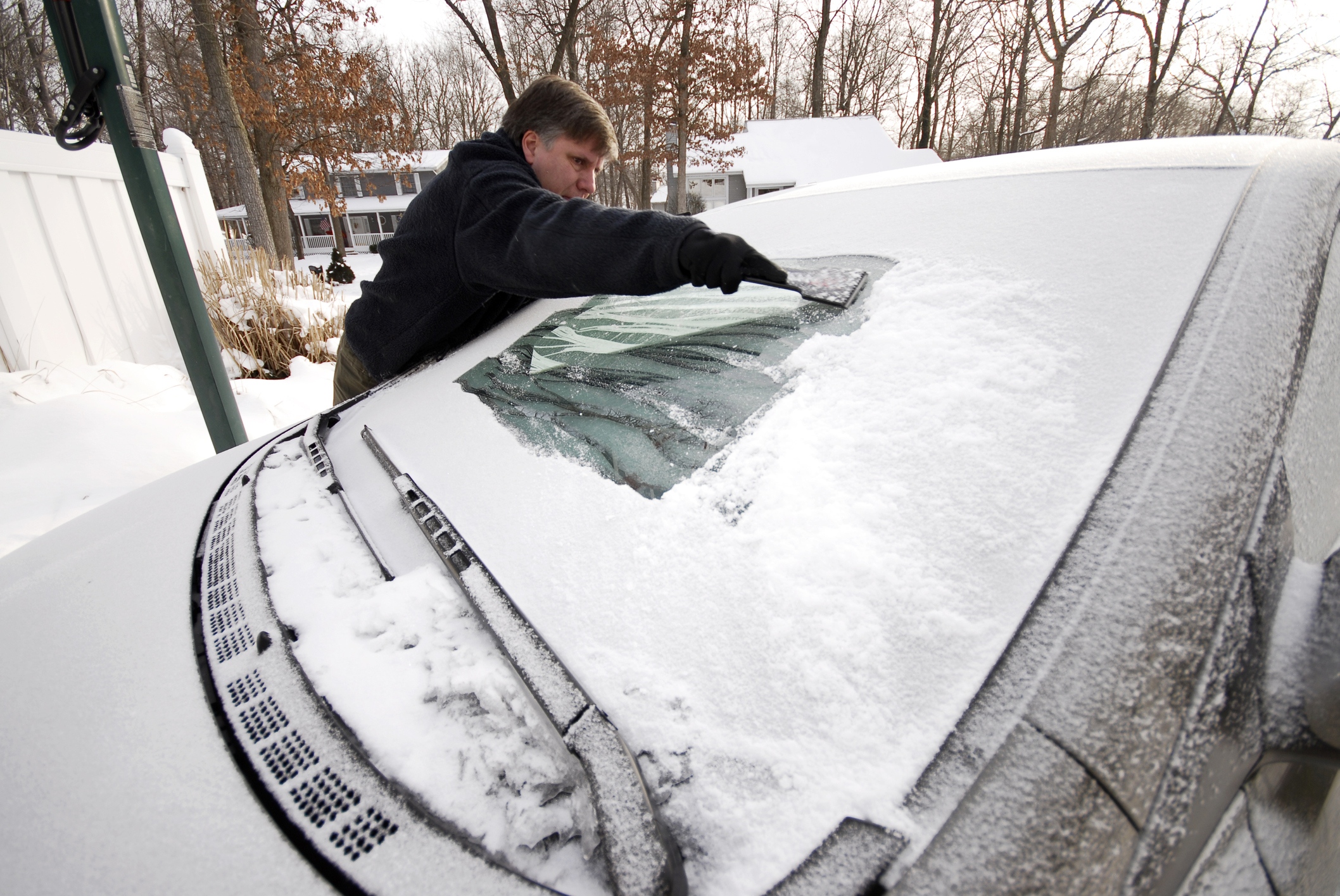 Категорически запрещается растирать замерзшие участки снегом. Замерзшее лобовое стекло. Лобовое стекло зимой. Лед на стекле автомобиля. Снег на лобовом.