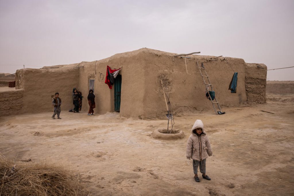 Afghanistan: 14 milioni di bambini lottano contro la fame, le malattie e lo sfruttamento