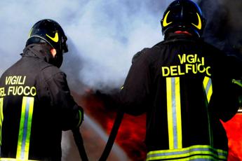 Cagliari, anziano muore nell'incendio della casa invasa dai rifiuti