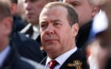 Medvedev: "Biden è la disgrazia degli Stati Uniti"