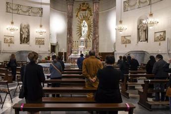 Benedizioni ai gay, apertura del Vaticano: "Sì a preghiera fuori dai riti"