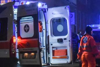 Incidente a Taranto, auto contro palo nella notte: gravi 4 ragazze
