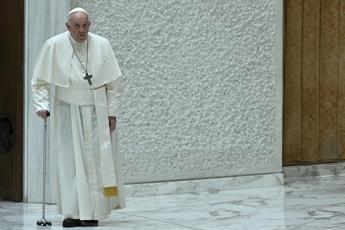 "Leggero stato influenzale" per Papa Francesco, annullate udienze