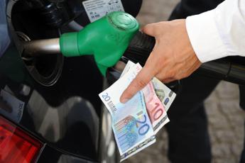 Benzina e diesel, prezzo in calo: quanto costa fare il pieno oggi