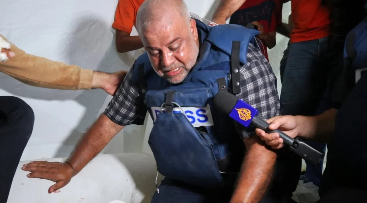 Gaza, raid Israele gli uccide la famiglia: le lacrime del giornalista di Al Jazeera