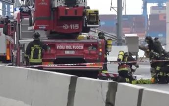 Incendio al terminal traghetti di Genova: 3 intossicati in camera iperbarica. Evacuato centro commerciale