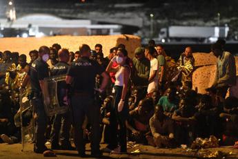 Migranti, a Lampedusa raffica di sbarchi: arrivate oltre 400 persone
