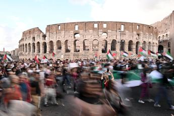 Roma, 20mila a corteo pro-Palestina: tensione per bandiera Israele strappata da palazzo Fao