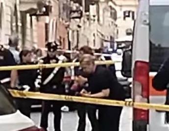Roma, rottweiler cade da finestra in via Frattina e centra passante: grave donna incinta