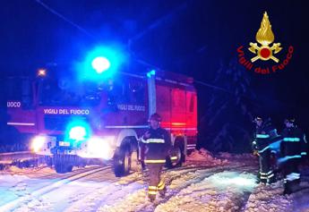 Auto bloccata dalla neve nel vicentino liberata dai vigili del fuoco