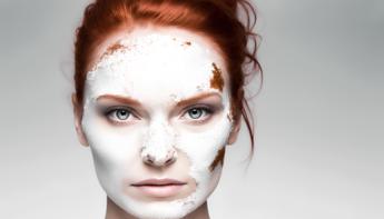 Bellezza senza fine: boom di collagene, creme e make-up per over 60
