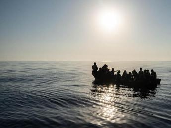 Continuano gli sbarchi a Lampedusa: morto un giovane a poche miglia dall'isola