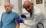 Covid, Bassetti vaccina Gino Paoli: "Esempio per altri over 80"