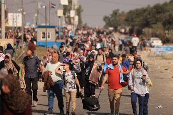 Gaza tra racconto e denuncia, esodo dal nord e rischi in tutta la Striscia