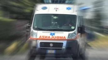 Incidente Roma, scontro auto-scooter a Ardea: morto un giovane, grave 14enne