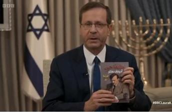 Israele, Herzog mostra copia del 'Mein Kampf': "Era a casa di un terrorista a Gaza"