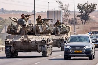 Israele, attacco avanza: "Soldati a Gaza City". Nuovo raid su campo profughi
