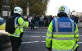 Londra, scontri tra estremisti di destra e polizia a marcia pro Palestina: oltre 100 arresti