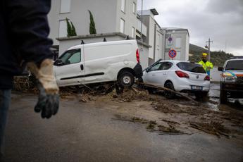 Maltempo e allagamenti in Toscana, 6 morti e 2 dispersi. Giani: "Almeno 300 milioni di danni"