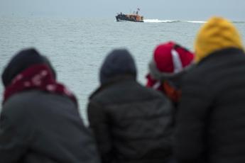 Migranti, bimba di 7 anni annega in naufragio barchino nella Manica