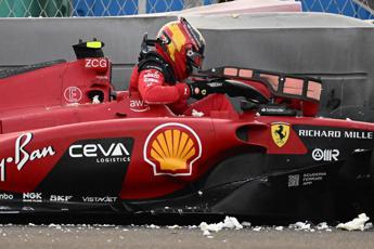 Sainz, un altro incidente: a 200 all'ora contro le barriere con la Ferrari