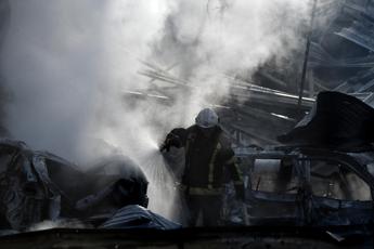 Ucraina, 40 droni russi contro Kiev: feriti e danni