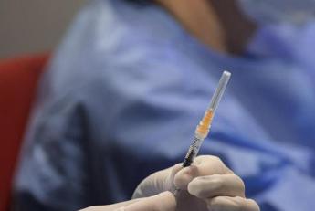Vaccini, Aiom: "20% malati cancro non ne parla con l'oncologo, al via campagna"