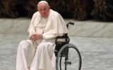 Messa di Natale, Papa in Basilica in sedia a rotelle. Svelata immagine Bambin Gesù