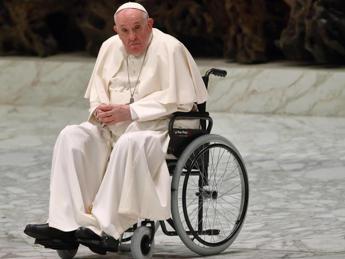 Messa di Natale, Papa in Basilica in sedia a rotelle. Svelata immagine Bambin Gesù
