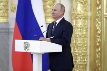 Russia, Putin: "Attaccare la Nato? Solo fesserie di Biden"
