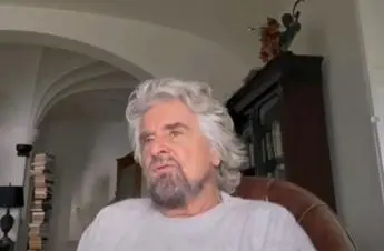 Beppe Grillo e i giorni in ospedale: "In camera mortuaria per stare più tranquillo"