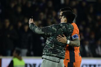 Fiorentina-Inter, invasione di campo a inizio ripresa: un tifoso abbraccia Lautaro