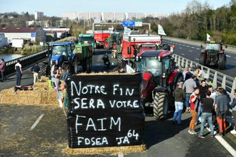 Francia, la rabbia degli agricoltori è il rischio per il governo Attal: si teme effetto Gilet gialli
