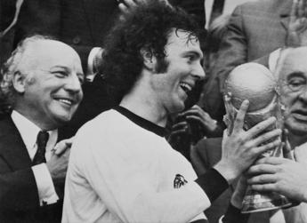 Franz Beckenbauer, Italia rende omaggio al Kaiser: "E' morto un mito"